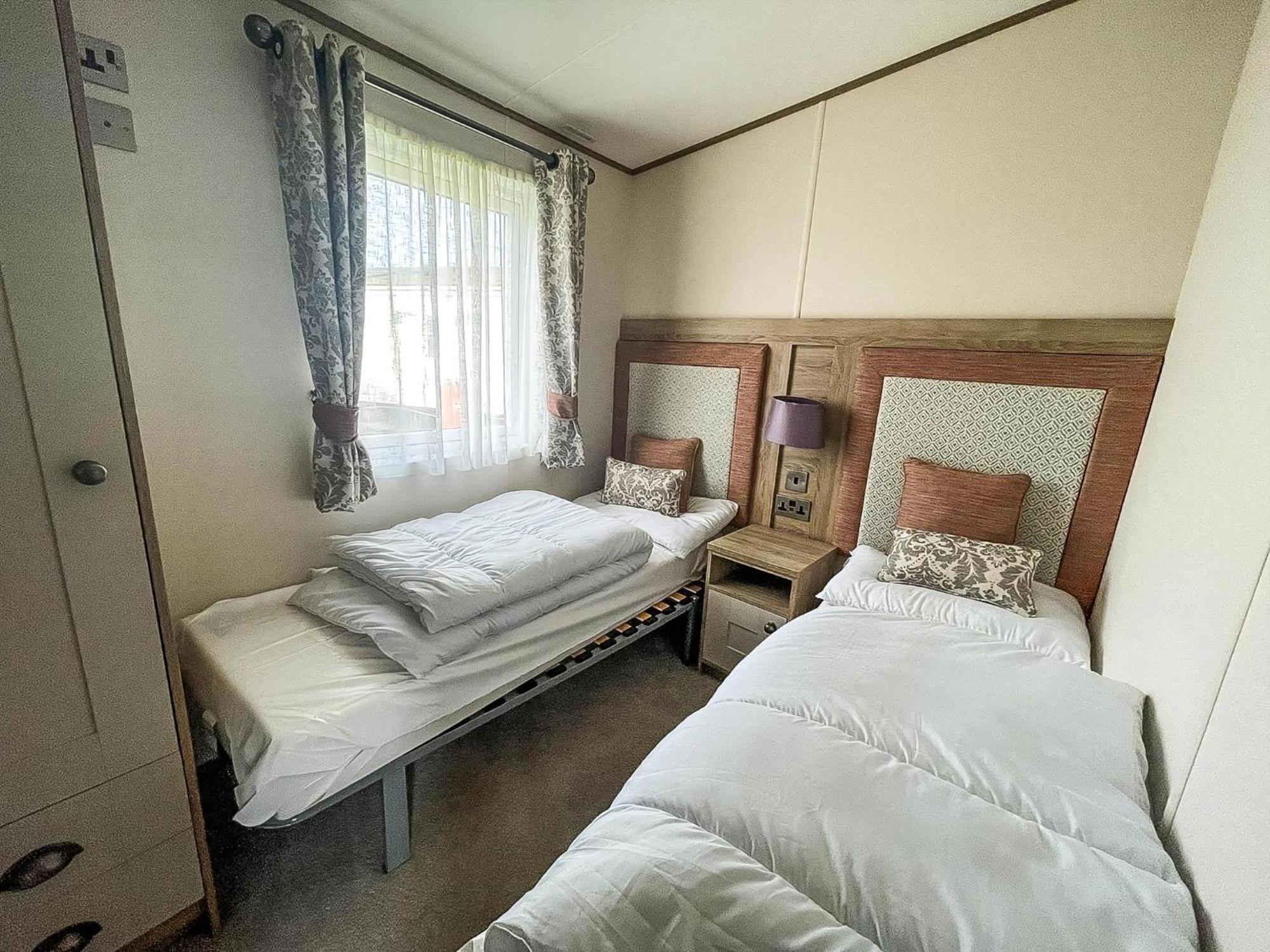 Stunning 8 Berth Caravan With Decking At Kessingland Beach Ref 90017D Benacre 外观 照片