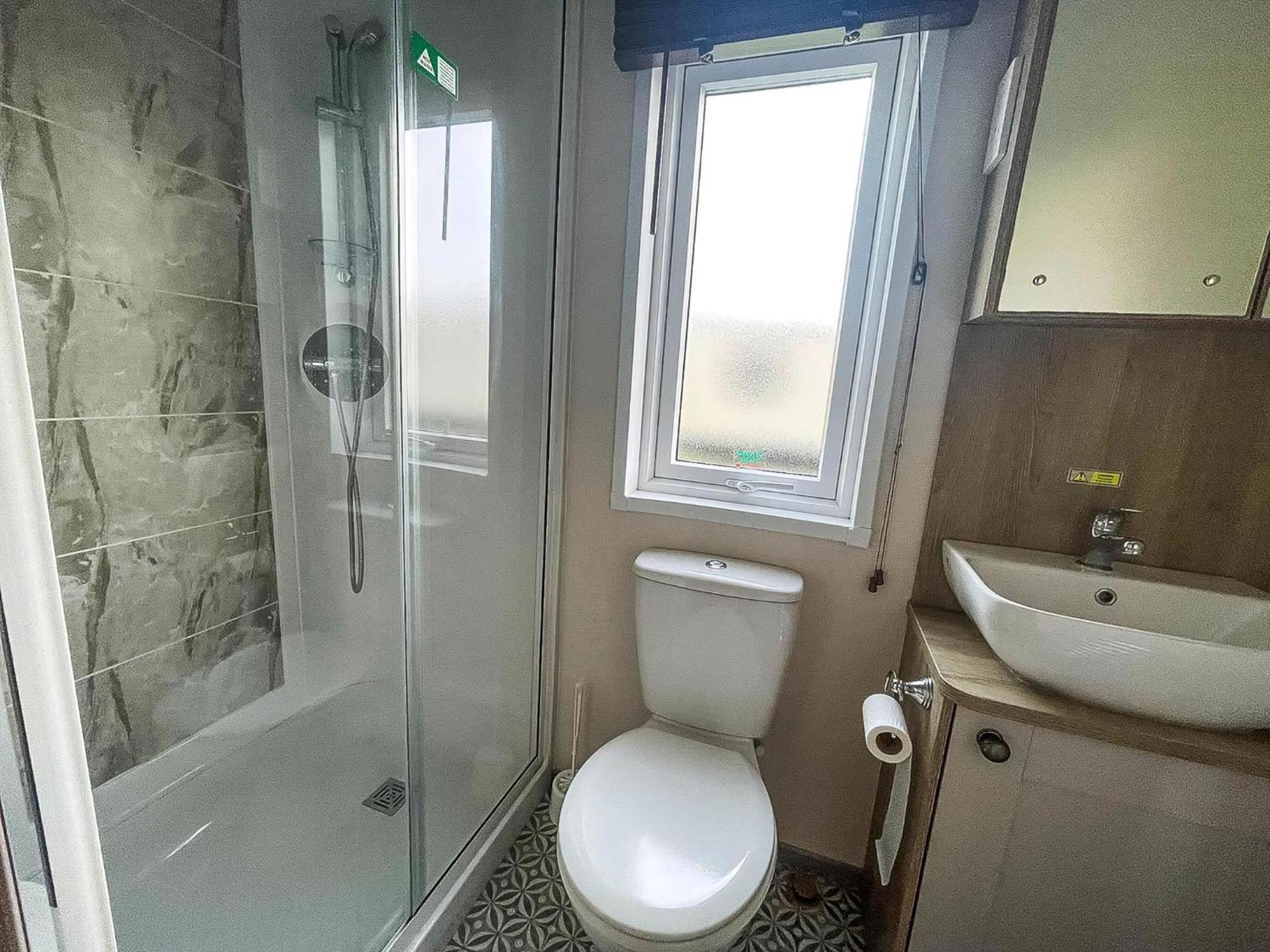 Stunning 8 Berth Caravan With Decking At Kessingland Beach Ref 90017D Benacre 外观 照片