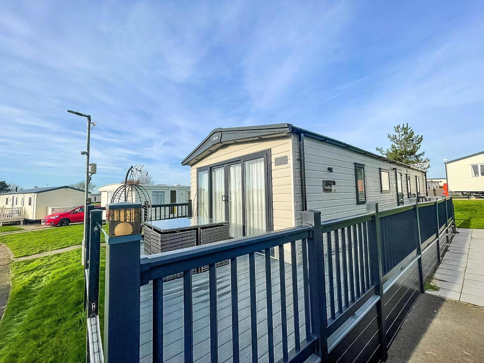 Stunning 8 Berth Caravan With Decking At Kessingland Beach Ref 90017D Benacre 外观 照片